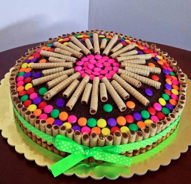 تزیین کیک تولد خانگی با روش ساده شکلات اسمارتیز پاستیل